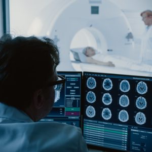 Imagine cu procesul unei investigatii RMN cerebral